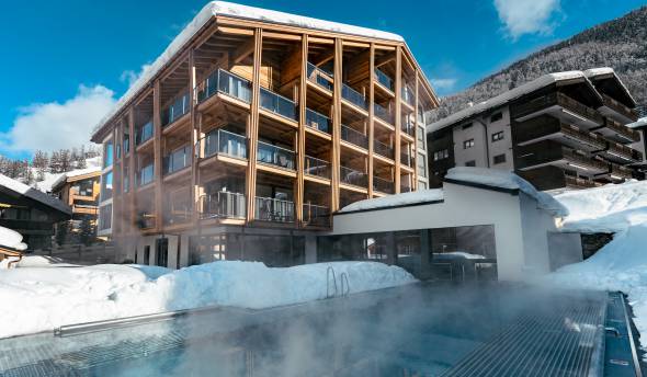 Residenz Altiana mit Ininitypool im Winter
