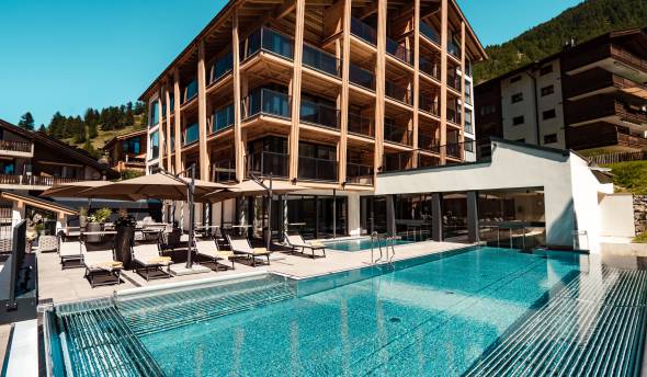 Residenz Altiana mit Infinitypool im Sommer