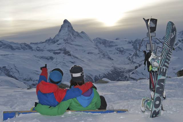 Skifahrer relaxen mit Blick auf das Matterhorn