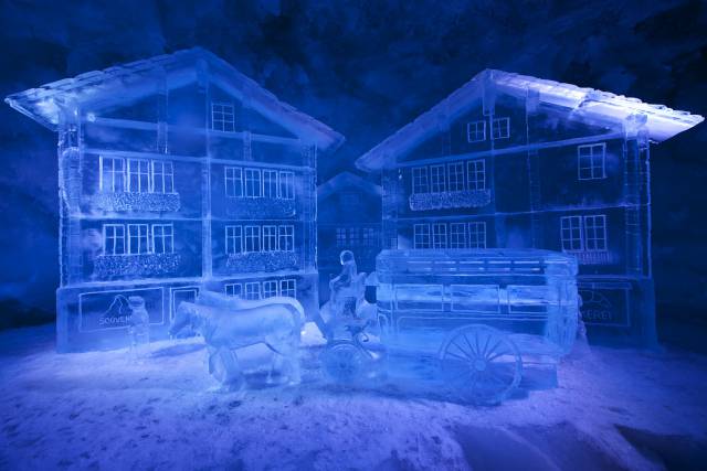 Des sculptures de glace dans le palais des glaces