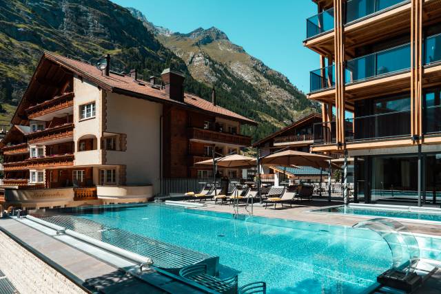 Piscine infinie avec les montagnes en coulisses