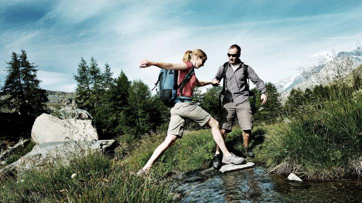 Wandern am Bach bei Zermatt