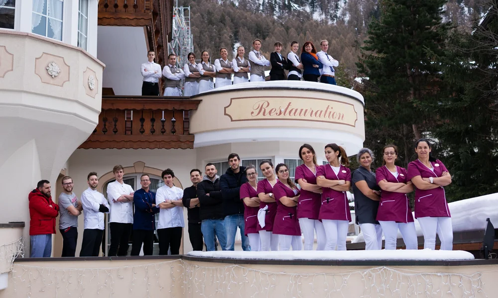 Mitarbeitende des Team La Ginabelle auf zwei Ebenen nebeneinander stehend