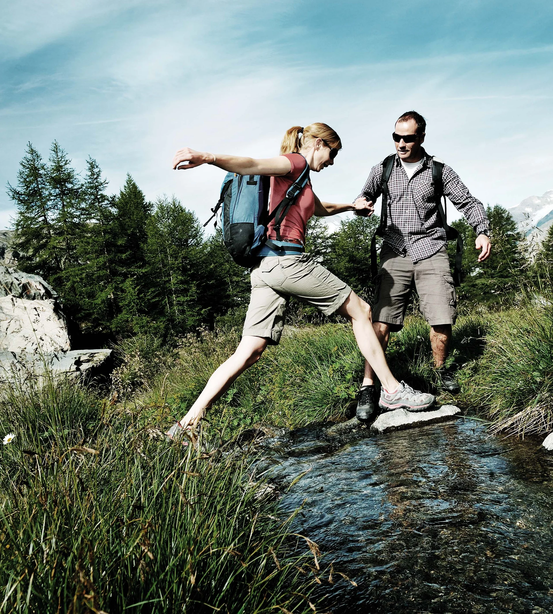 Wandern in Zermatt - Resort La Ginabelle Zermatt Zwei Personen am Wandern im Sommer bei schönem Wetter.