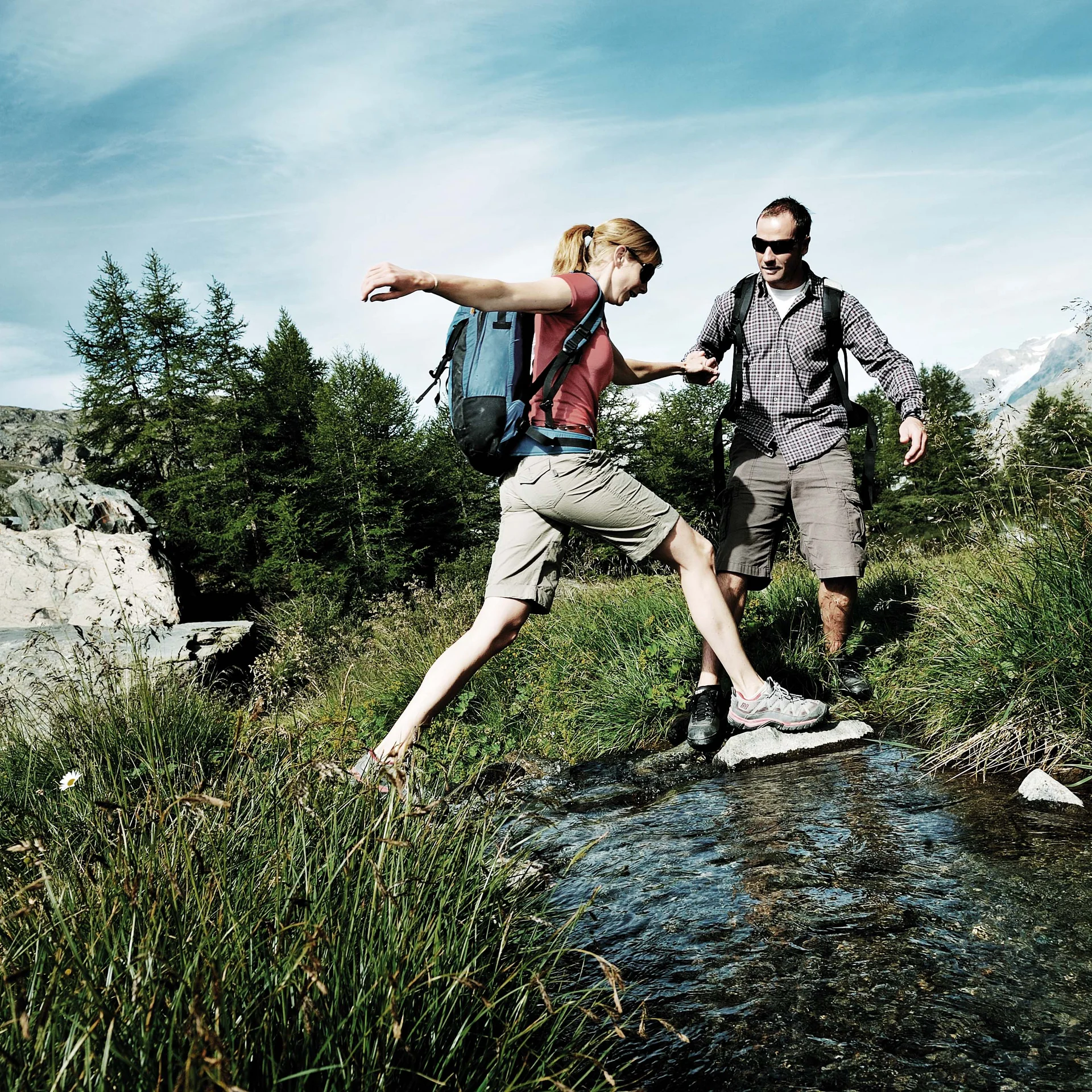 Zwei Personen am Wandern im Sommer bei schönem Wetter.