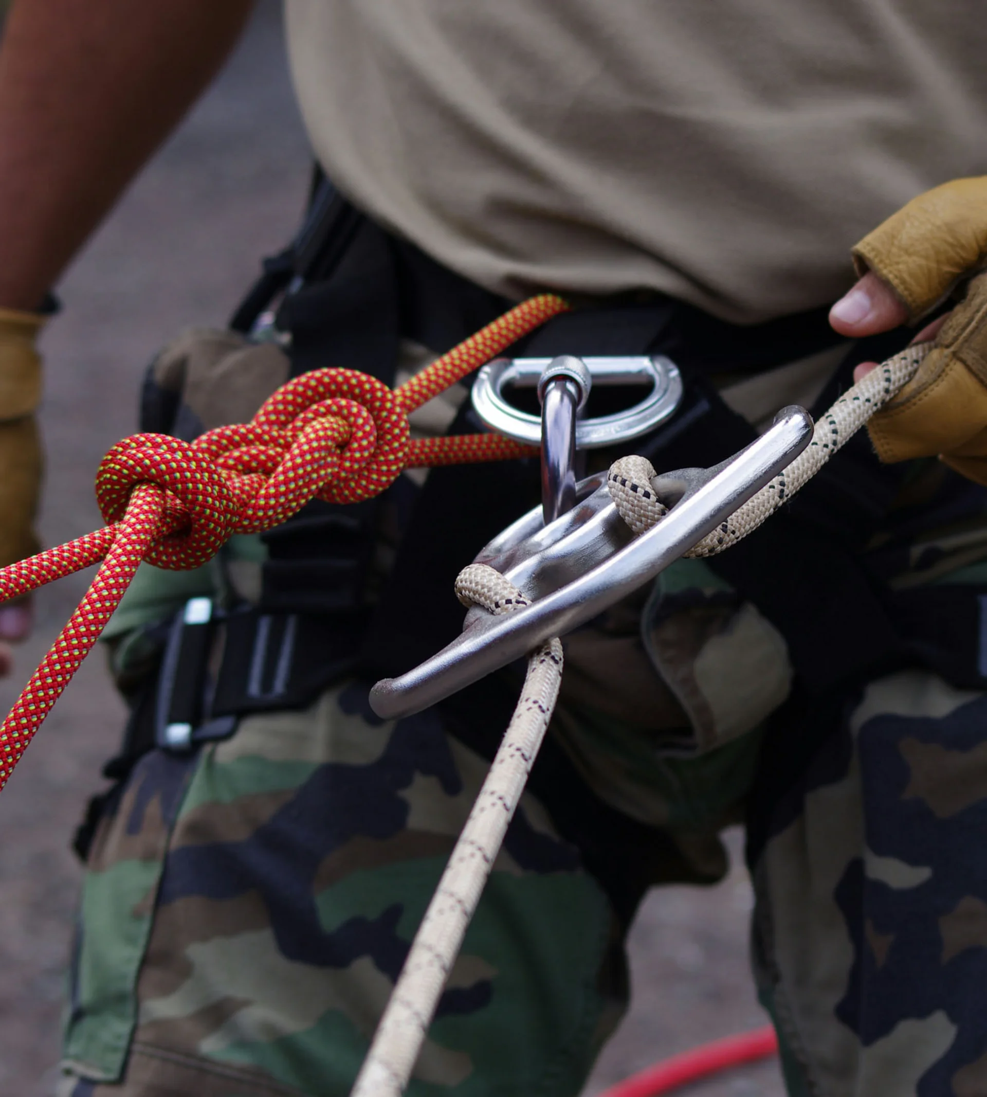 Wandern & Bergsteigen Zermatt - Resort La Ginabelle Zermatt Person mit Kletterausrüstung und Handschuhen hält Seile und Karabiner