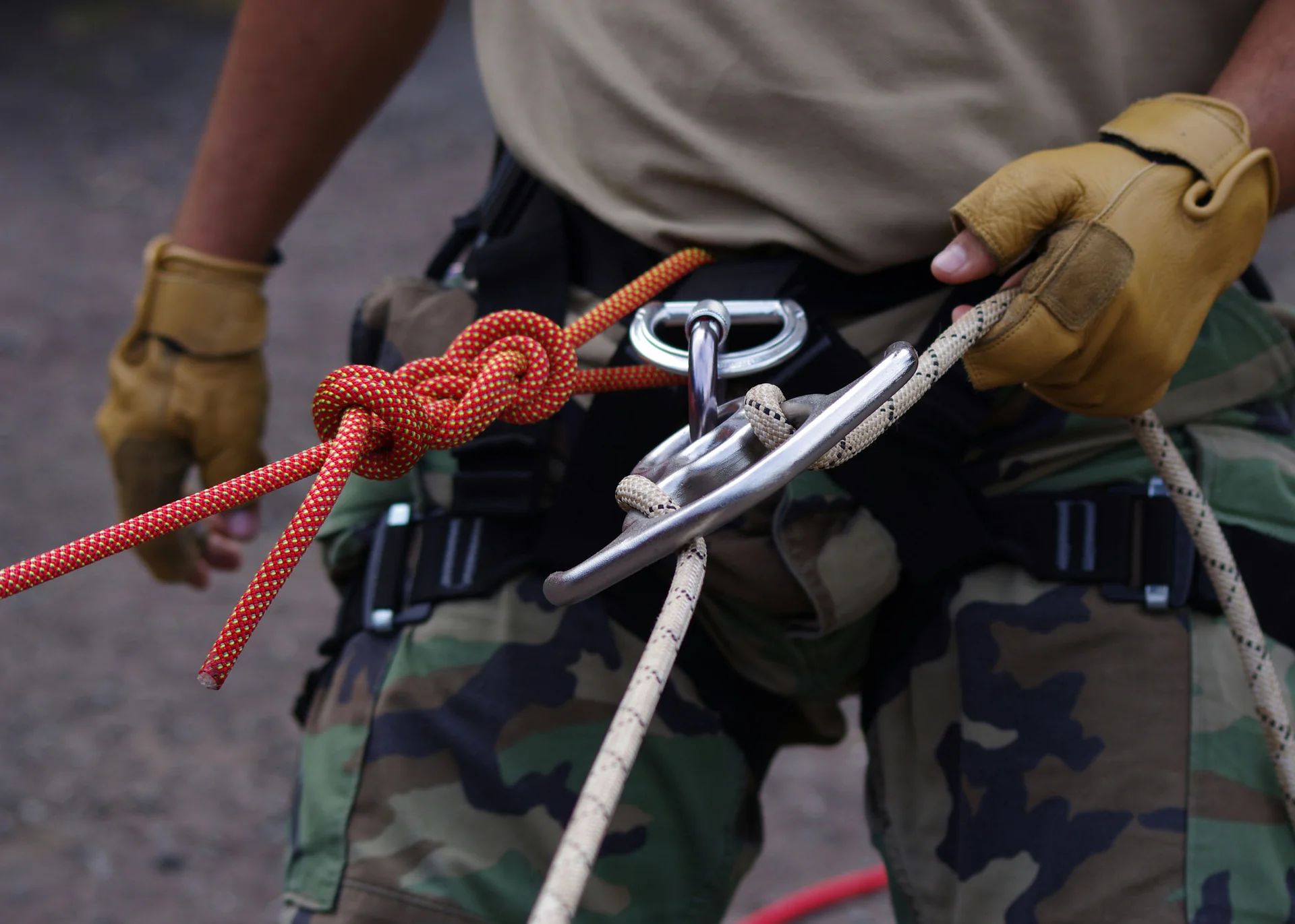 Ausflugsziele in Zermatt - Resort La Ginabelle Zermatt Person mit Kletterausrüstung und Handschuhen hält Seile und Karabiner