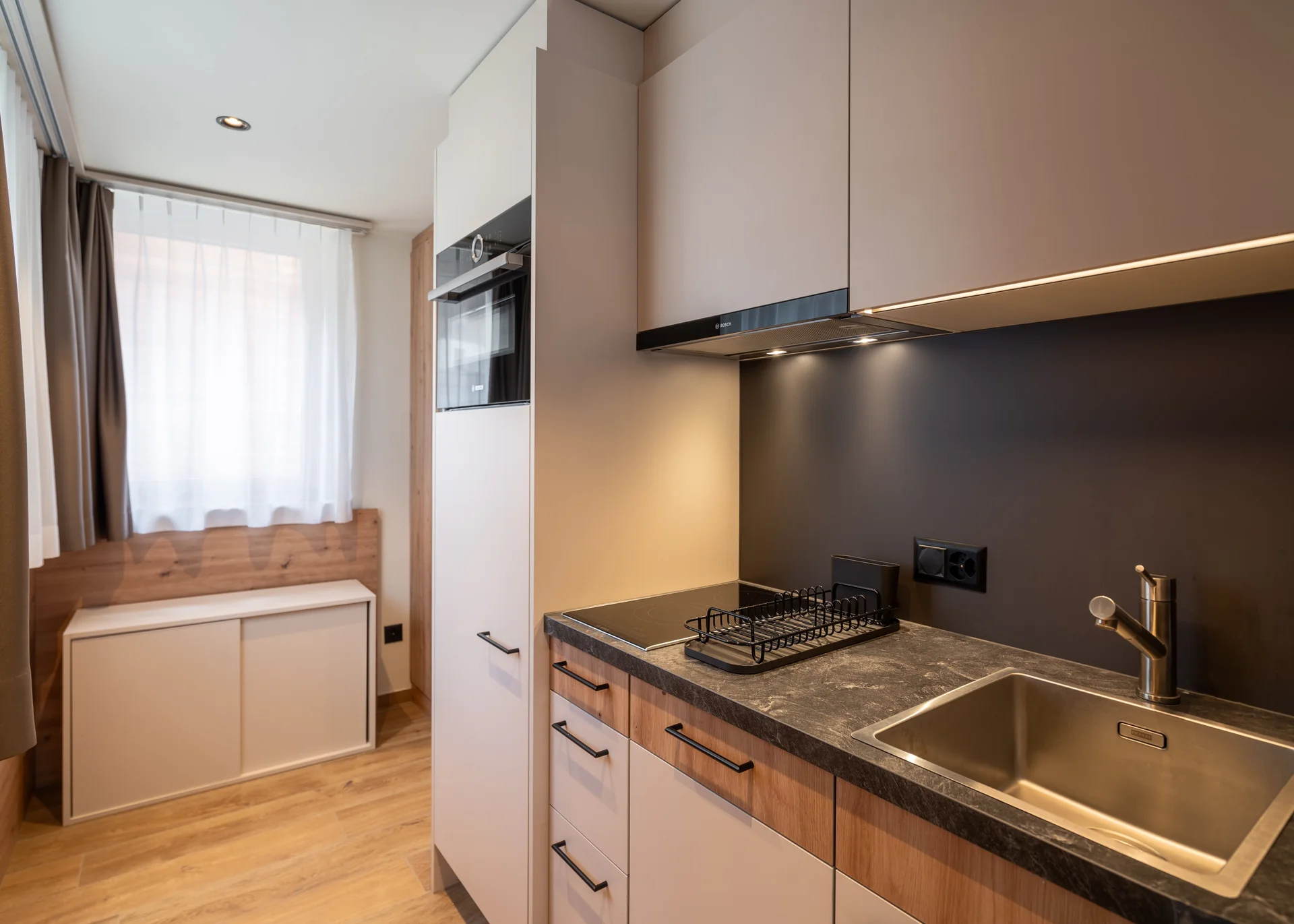 Küche in einem Studio mit Herd und Spühlbecken