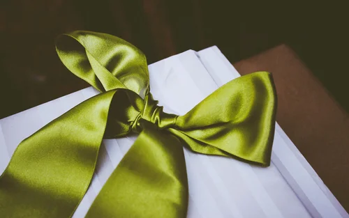Beauty Treatments & Massages - Resort La Ginabelle Zermatt Close-up of white gift box with green satin ribbon bow