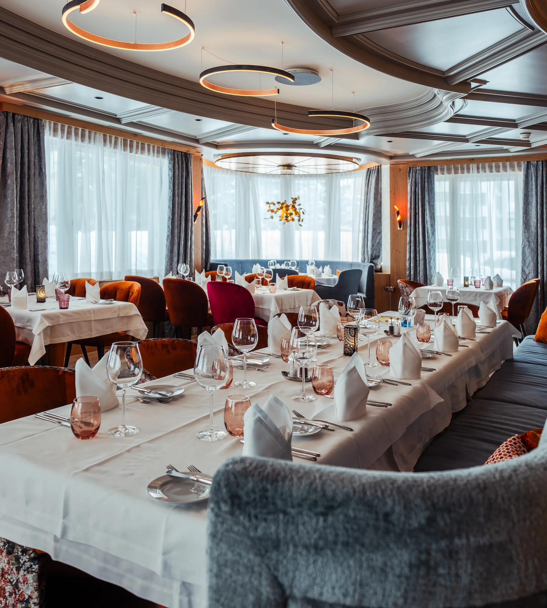 acotar Elegantes Restaurant mit modernem Licht und gedeckten Tischen