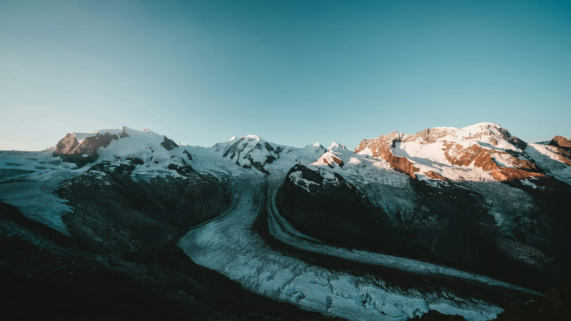 Klettern & Bergsteigen Schneebedeckte Berggipfel mit Gletscher unter klarem Himmel