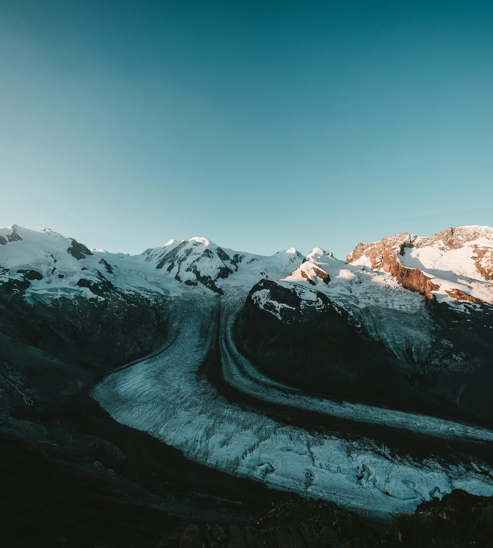 Wandern in Zermatt - Resort La Ginabelle Zermatt Schneebedeckte Berggipfel mit Gletscher unter klarem Himmel