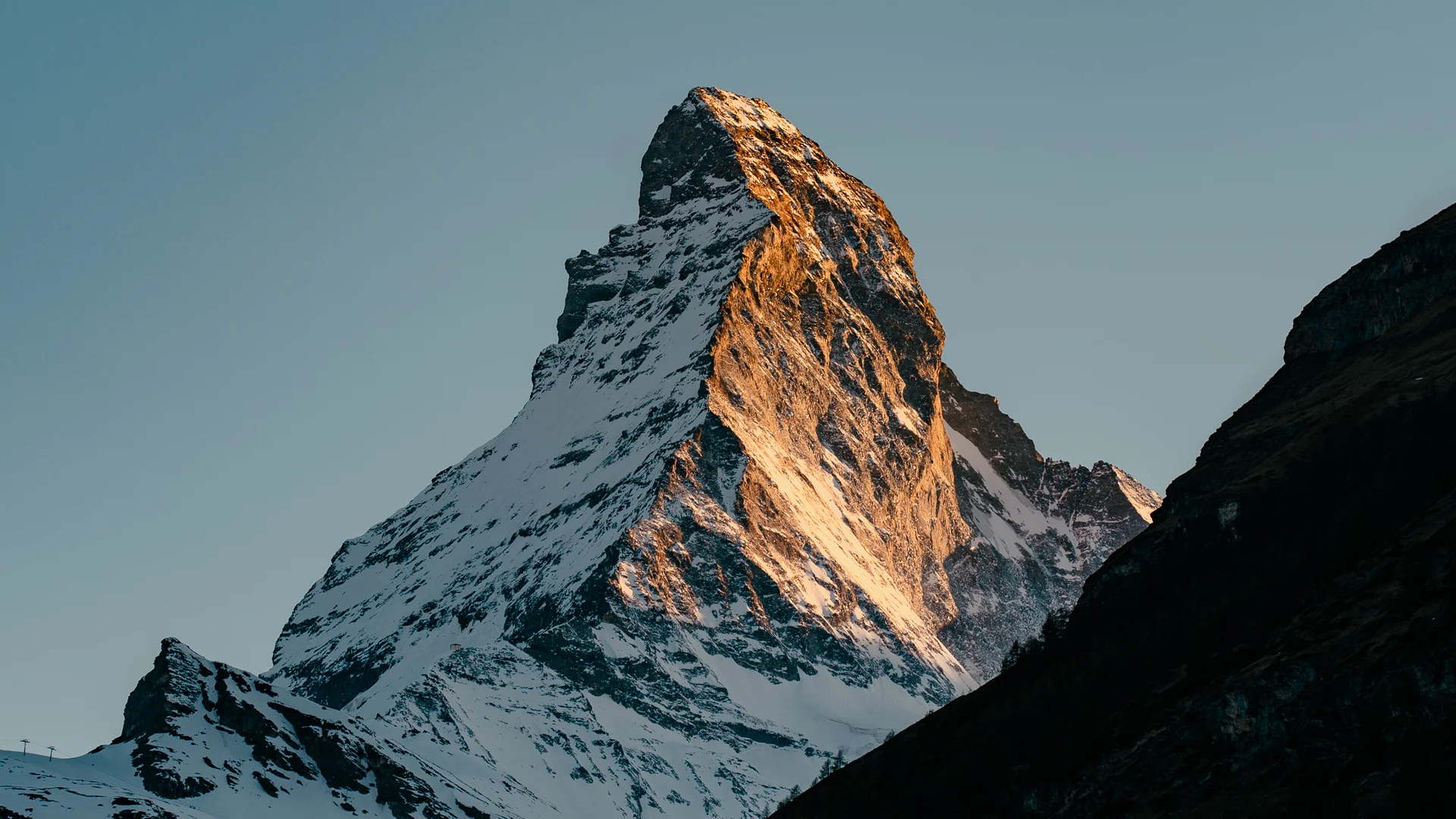 acotar Gipfel des Matterhorns im Abendlicht vor klarem Himmel