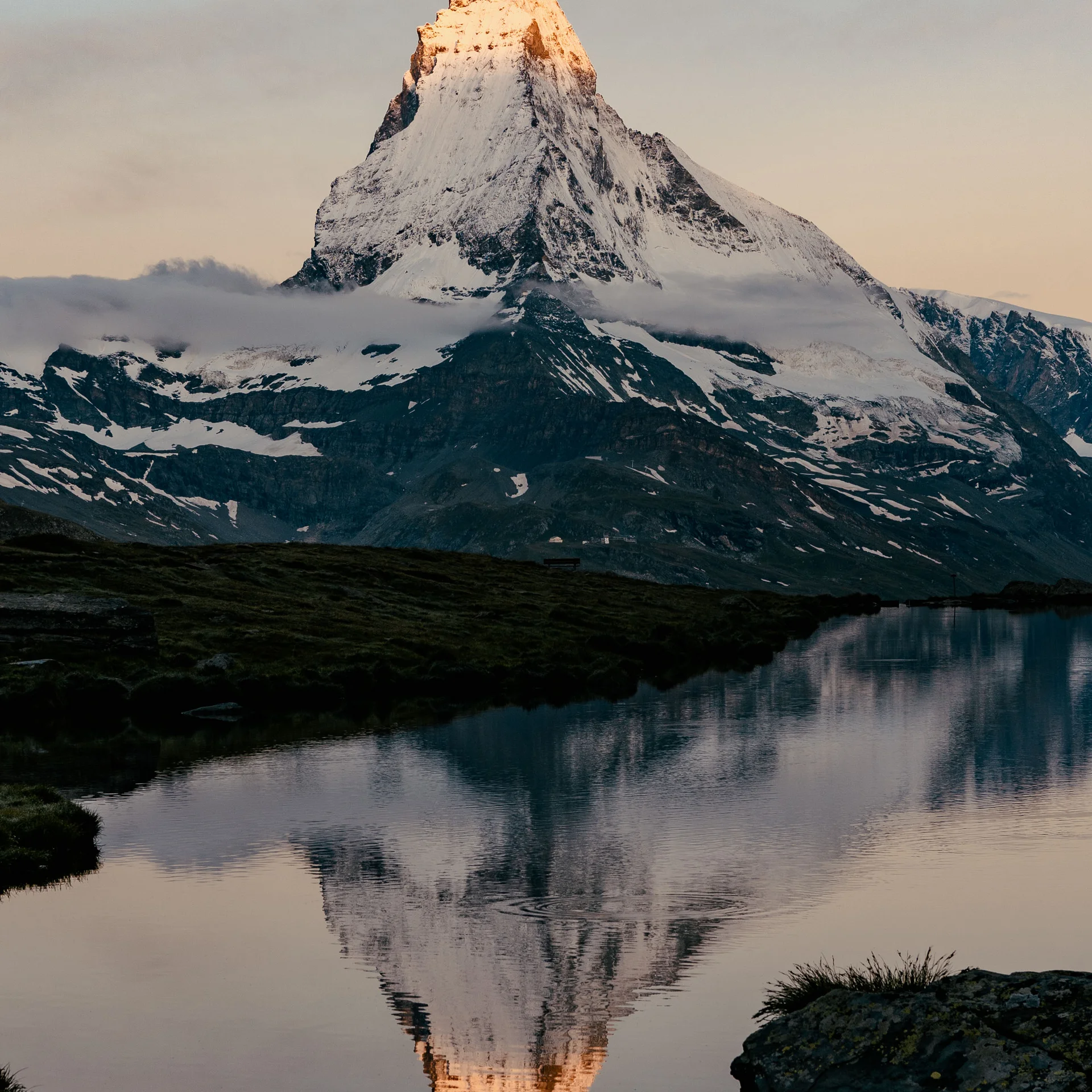 Matterhorn mit seinem Spiegelbild in einem See bei Sonnenuntergang
