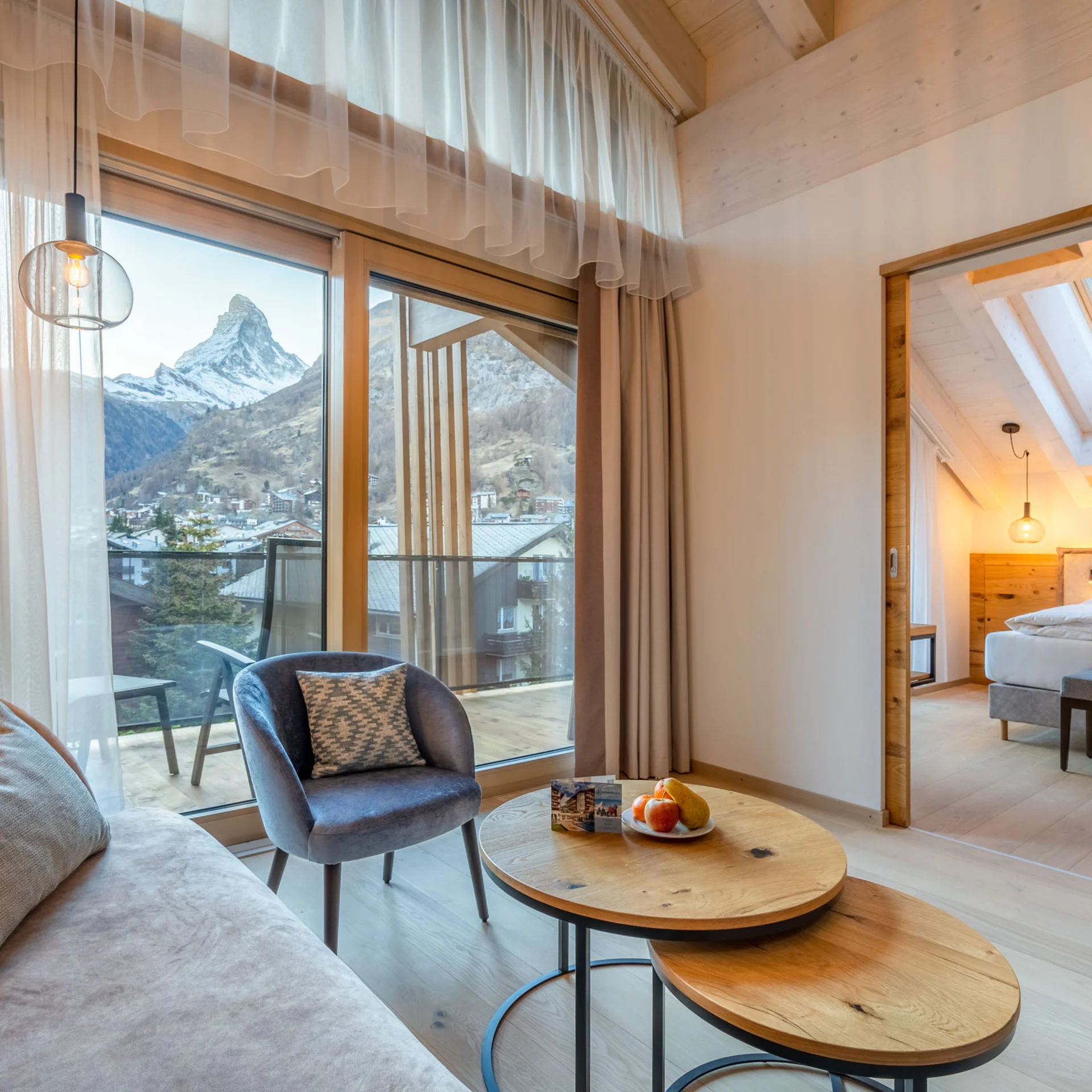 Gemütliches Wohnzimmer mit Bergblick und angrenzendem Schlafzimmer