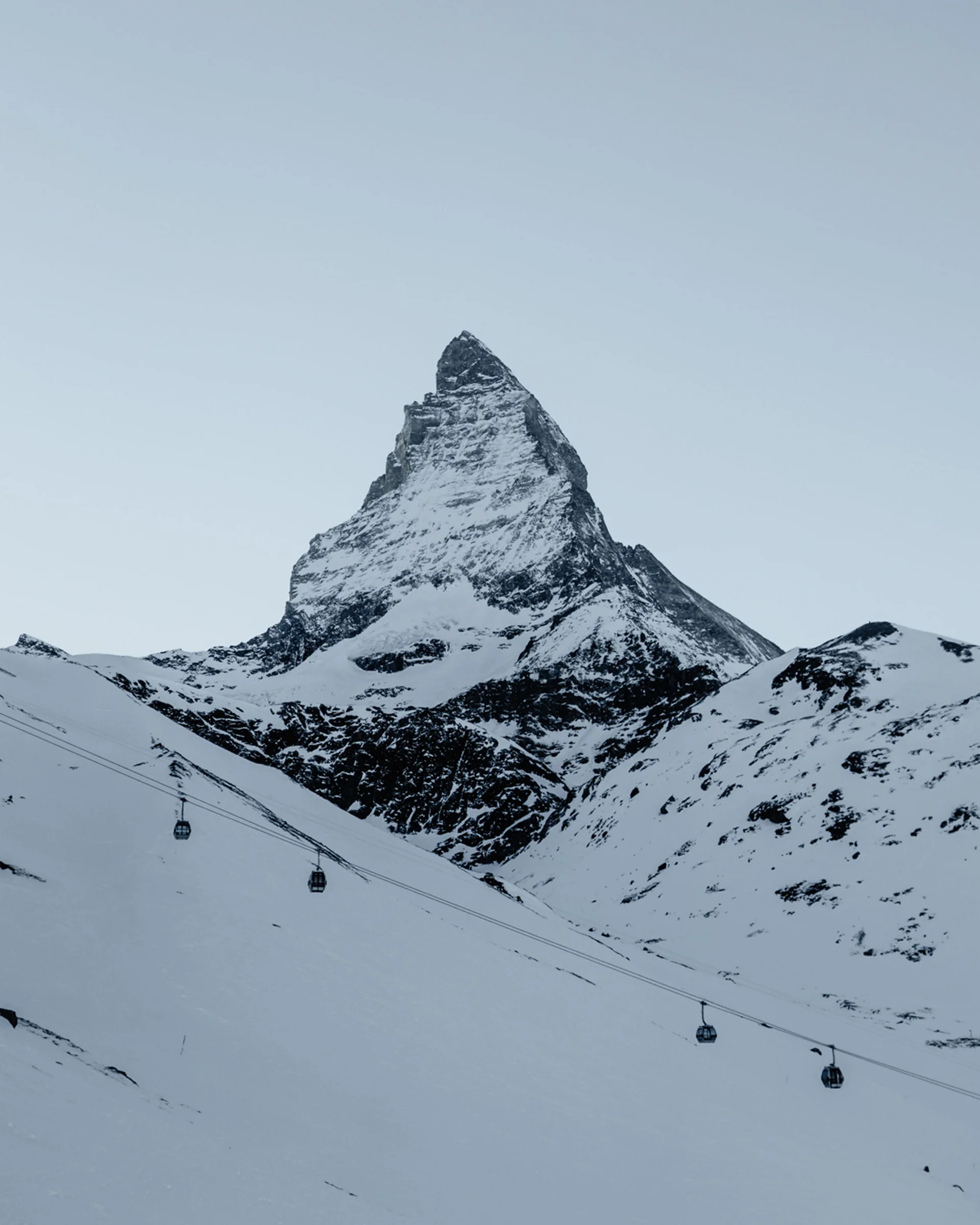 Skifahren auf dem Matterhorn - Resort La Ginabelle Zermatt Schneebedeckter Matterhorn-Gipfel mit Seilbahn im Vordergrund