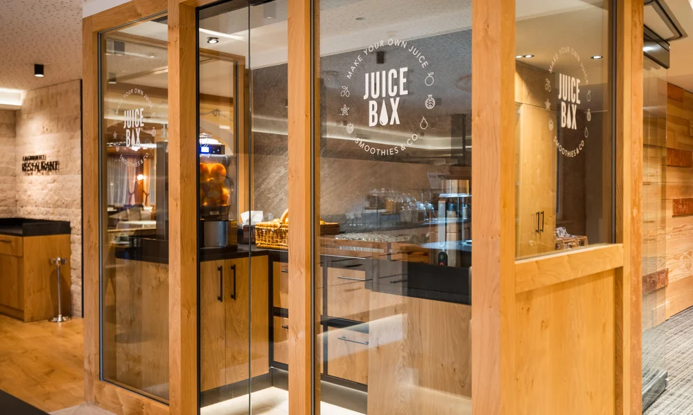 Frühstücksbuffet - Resort La Ginabelle Zermatt In Glas und Holz eingekleideter Raum, um frische Säfte zu pressen.