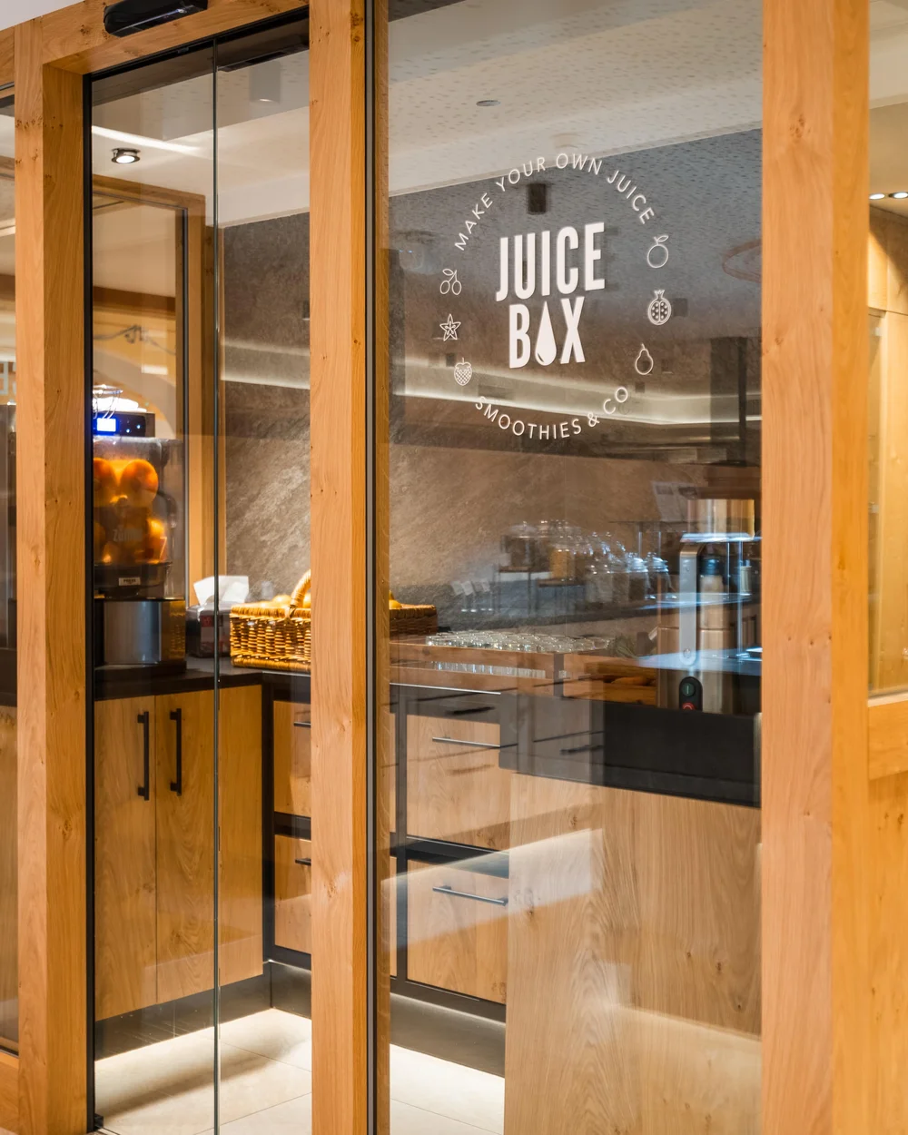 Room clad in glass and wood, used to press fresh juices.