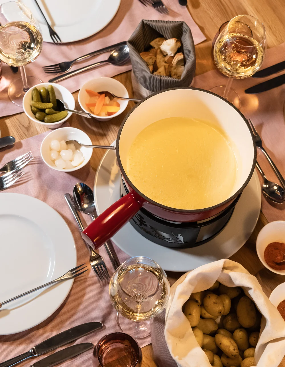 Käsestube melted - Resort La Ginabelle Zermatt Käsefondue im Topf auf einem gedeckten Tisch.