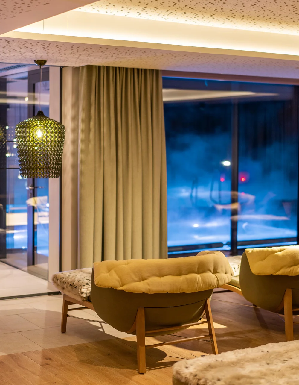 Ruheraum mit stimmungsvoller Beleuchtung in der Nacht.