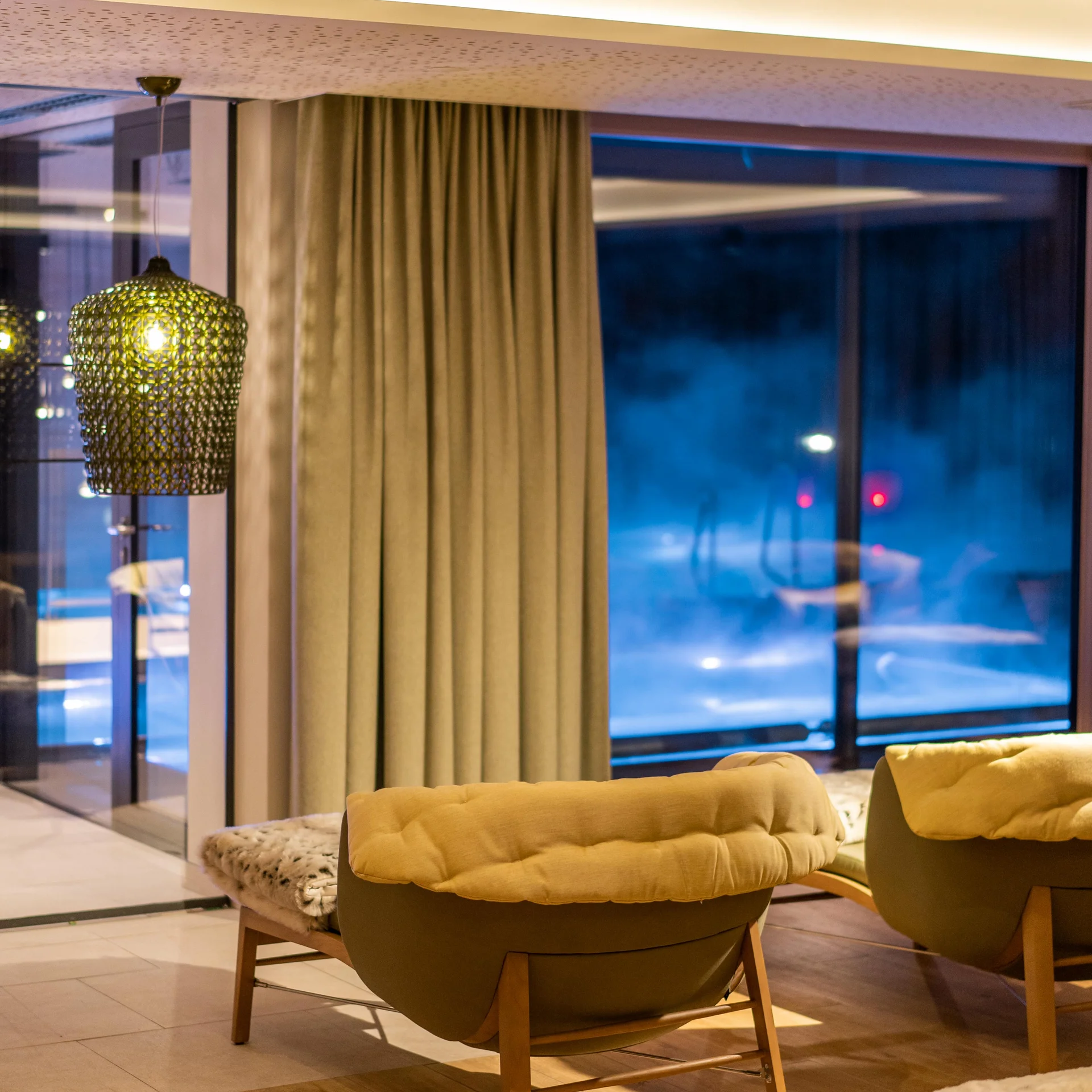 Ruheraum mit stimmungsvoller Beleuchtung in der Nacht.