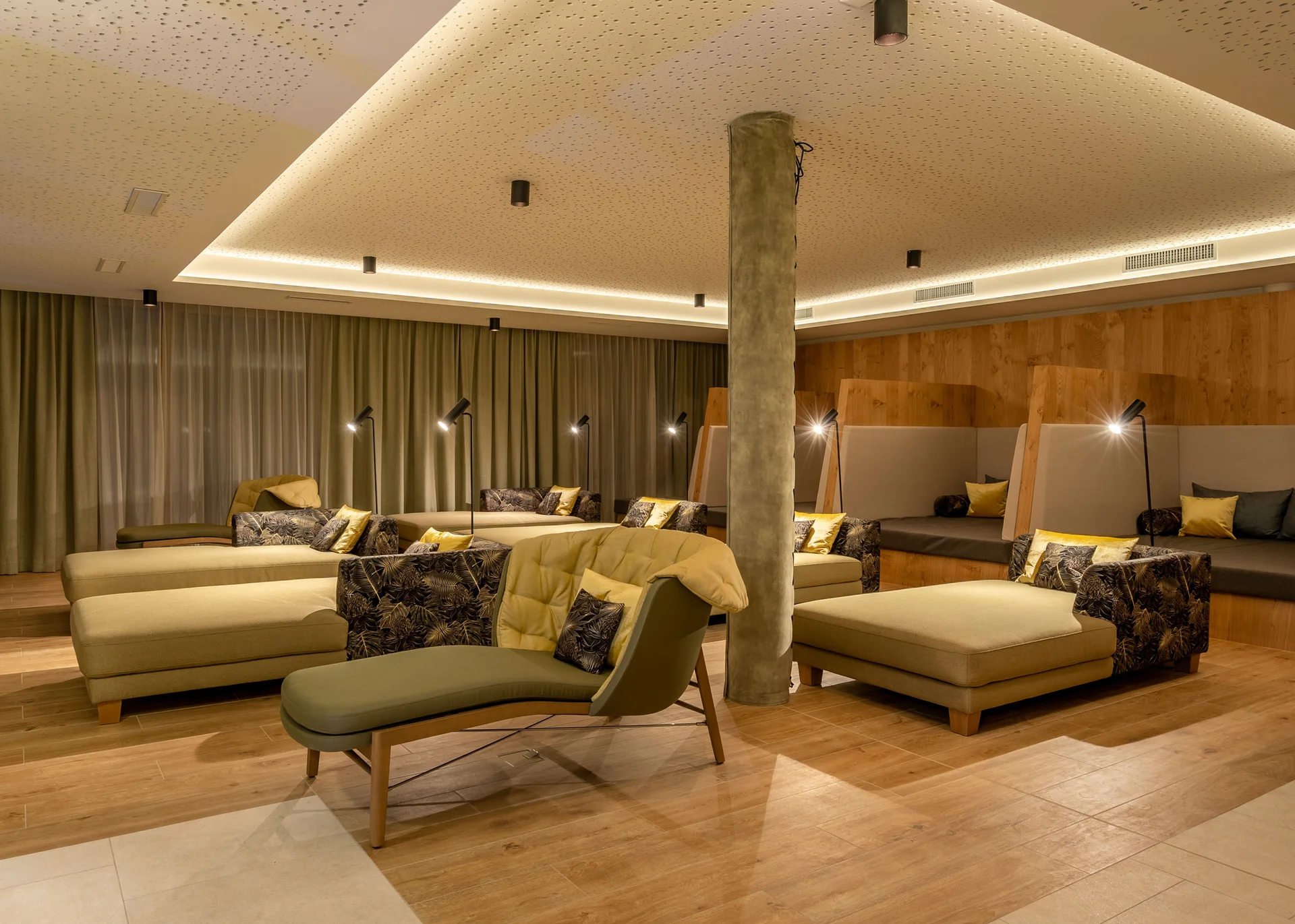 Moderner Loungebereich mit Sofas und indirekter Deckenbeleuchtung