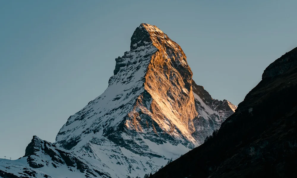 Resort de Bien-Être à Zermatt - Resort La Ginabelle Zermatt Sommet de montagne enneigé au coucher du soleil avec ciel clair