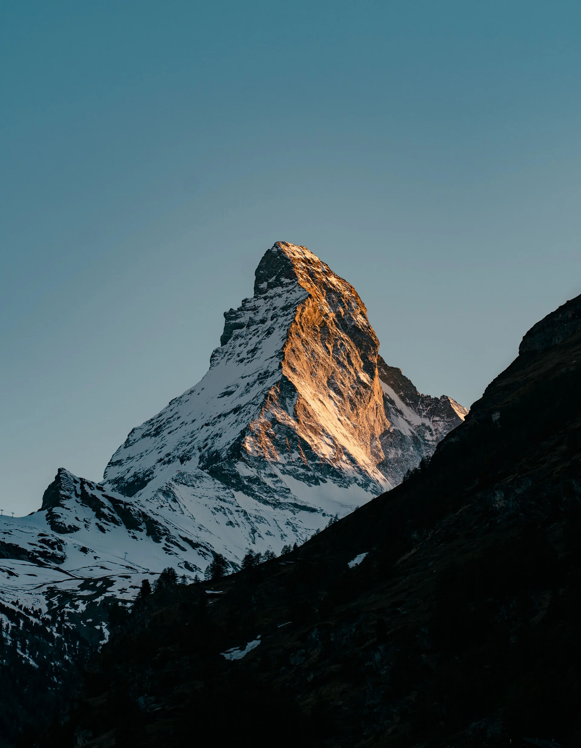 Aktivurlaub in den Bergen - Resort La Ginabelle Zermatt Schneebedeckter Berggipfel im Sonnenuntergang mit klarem Himmel