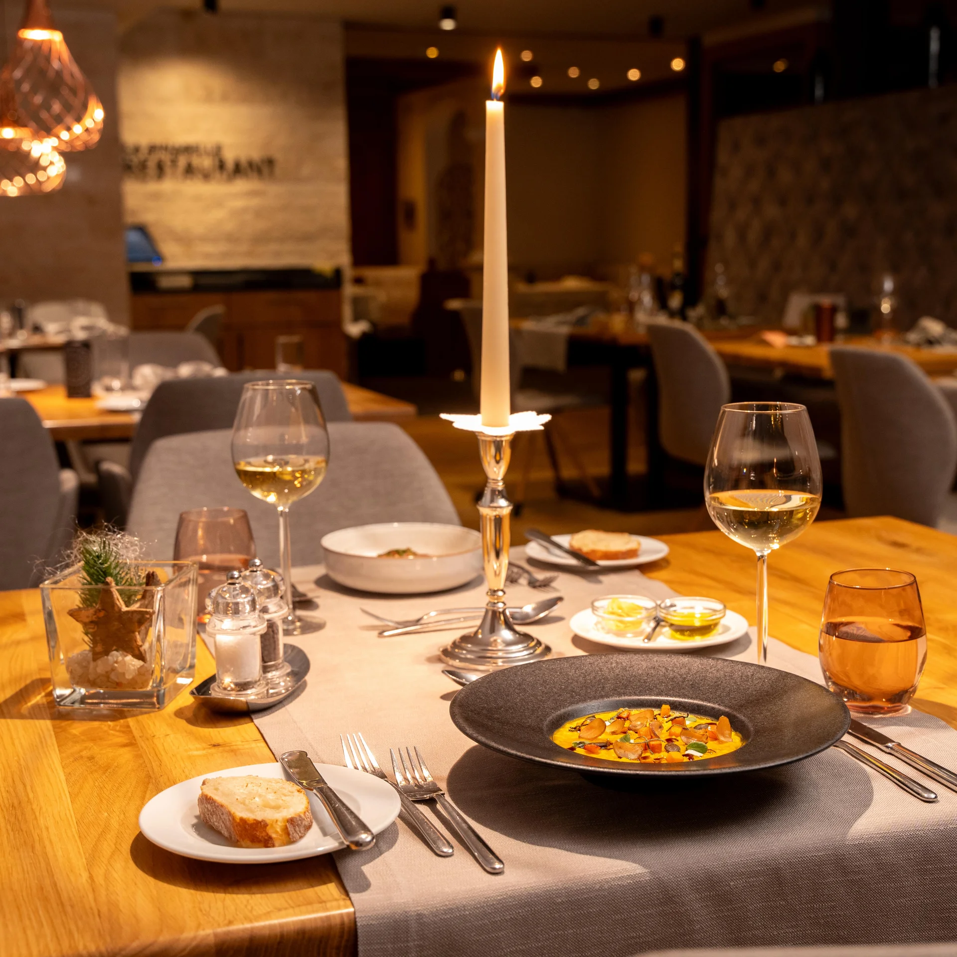 Stimmungsvoll gedeckter Tisch mit Speisen im Restaurant