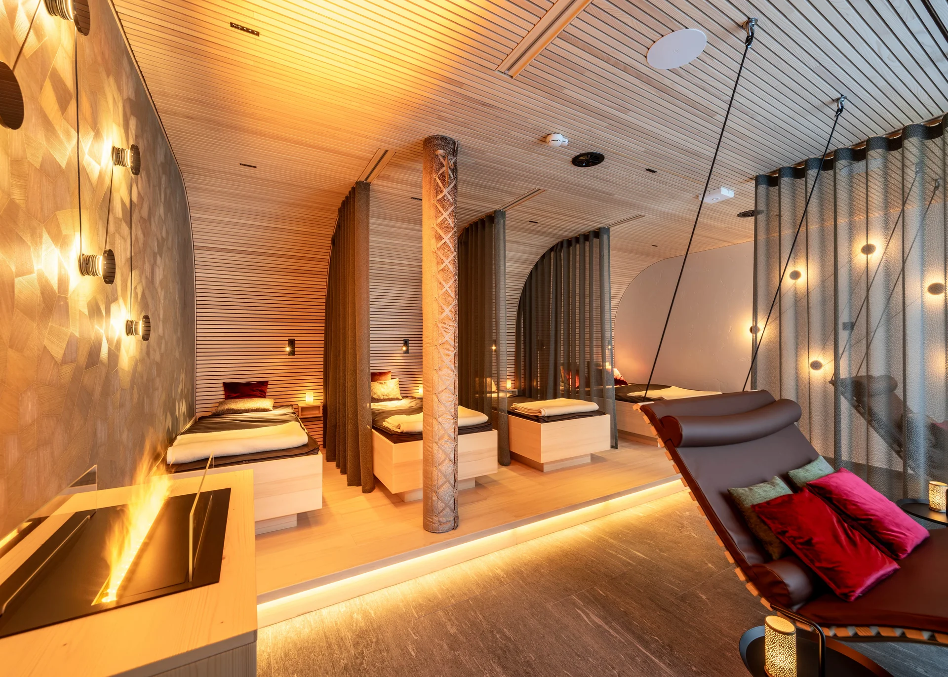 Stimmungsvoller Ruheraum mit hängen Liegen und Vorhängen