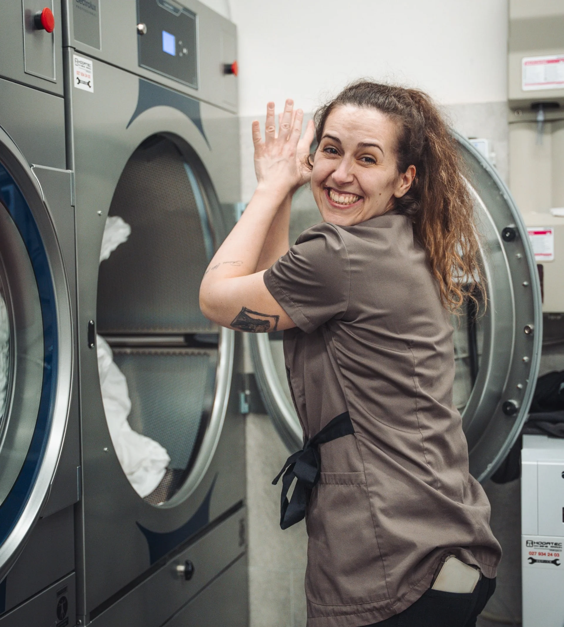 Person mit Freude am Arbeiten vor einer Trocknungsmaschine