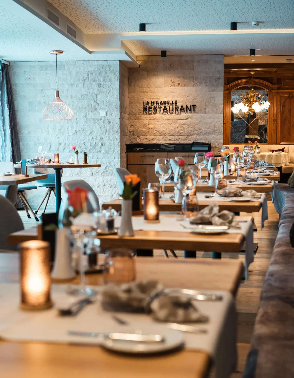 Unsere Restaurants - Resort La Ginabelle Zermatt Gedeckte Tische mit Dekoration im Restaurant