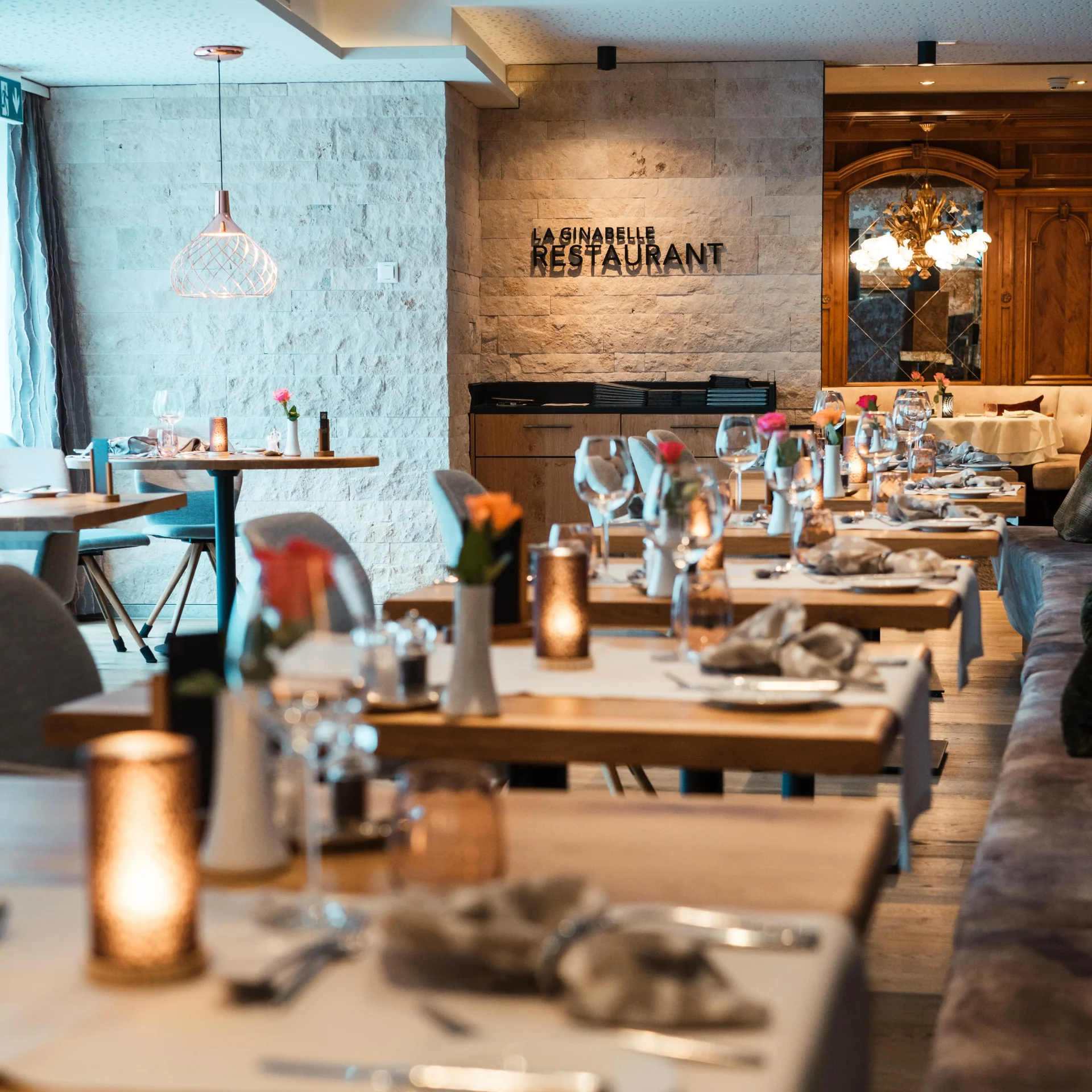 Gedeckte Tische mit Dekoration im Restaurant