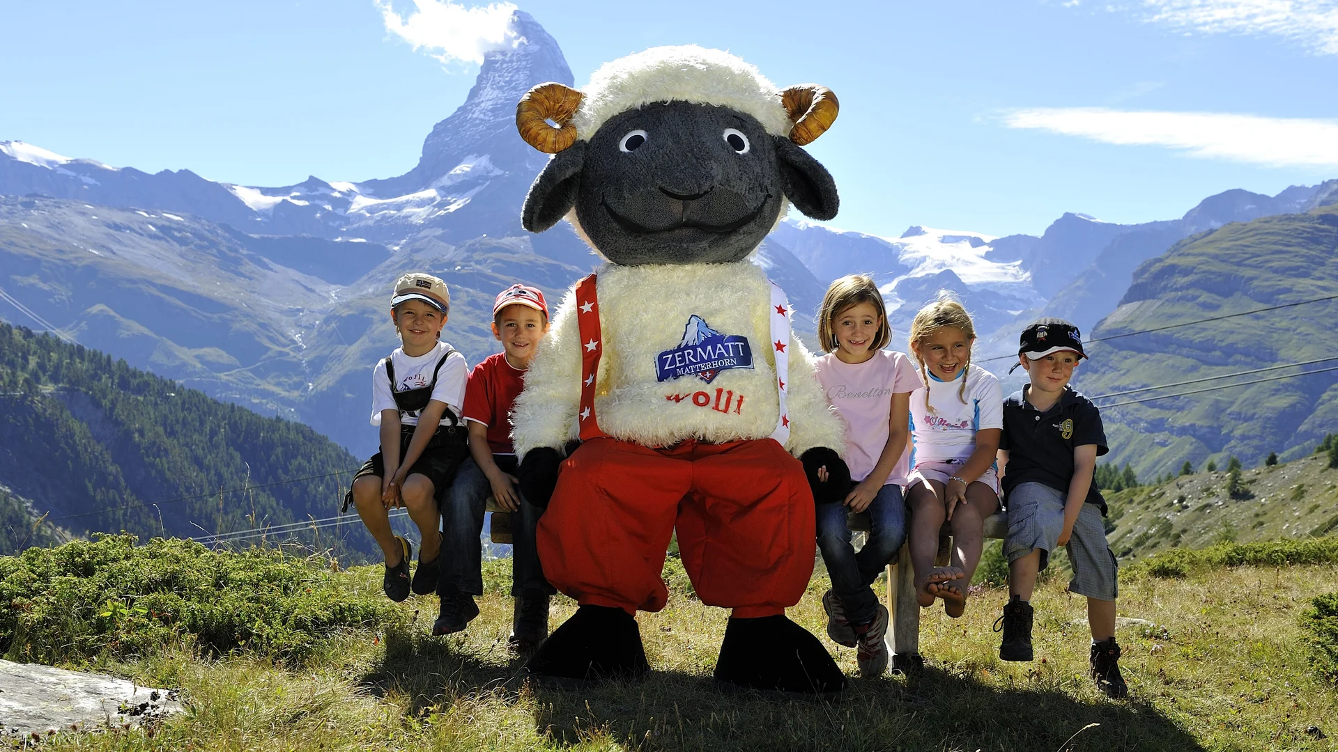 Ferien mit Kindern in Zermatt - Resort La Ginabelle Zermatt Gruppe von Kindern mit Maskottchen Wolli in den Bergen