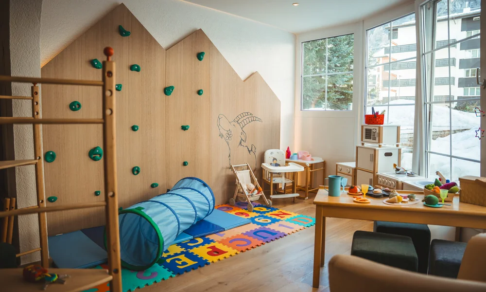 Club pour enfants avec divers jouets et lumière du jour.