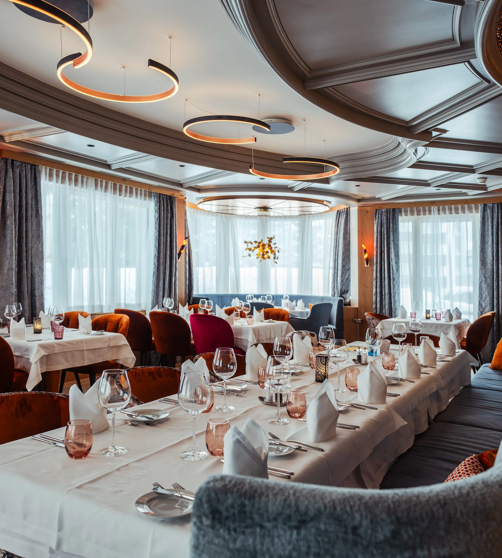 Gedecktes Restaurant mit hellen Fenster.