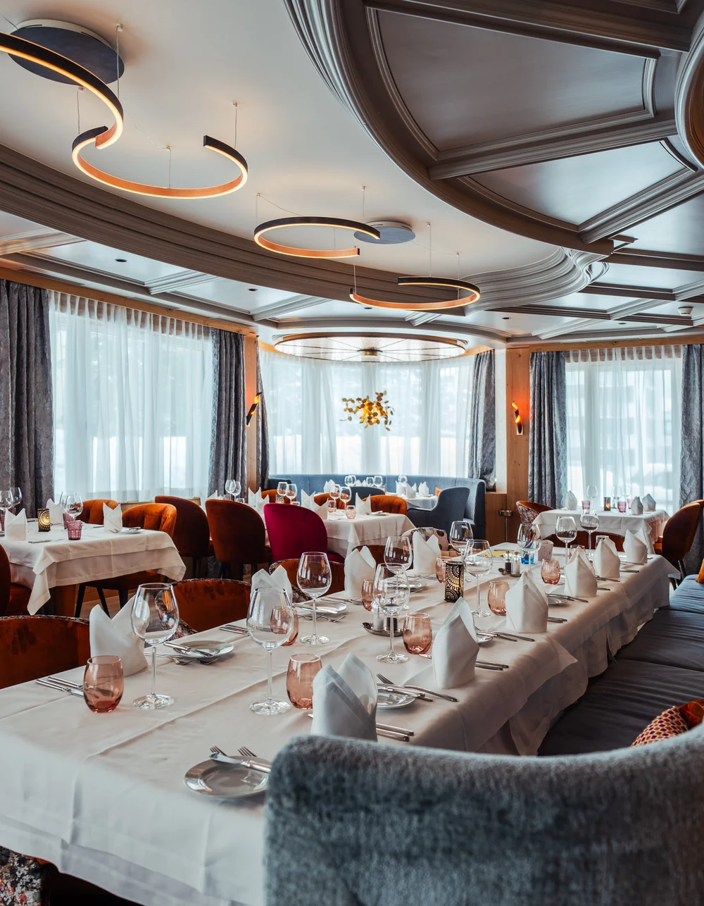 Gedecktes Restaurant mit hellen Fenster.