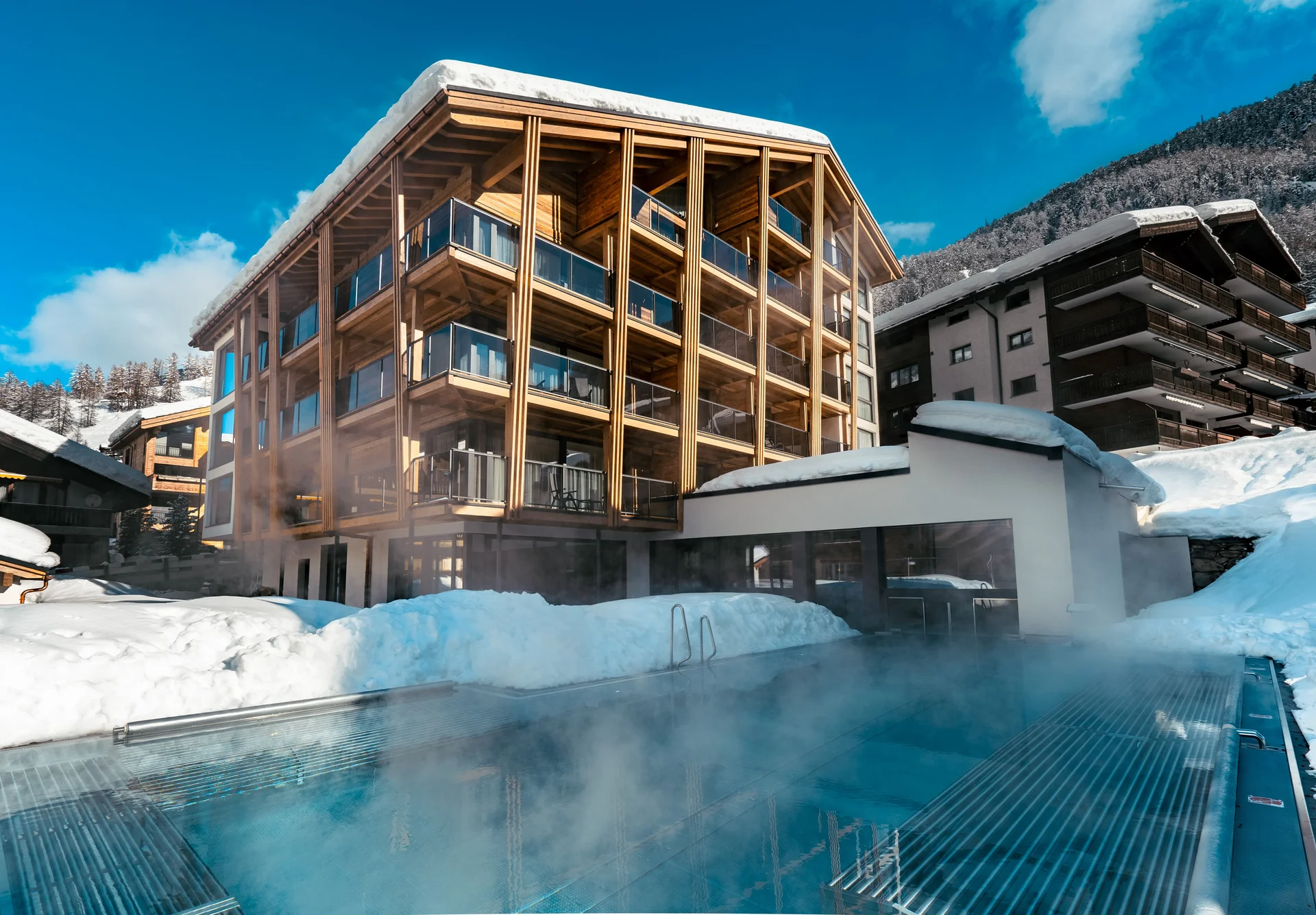 Valaisan restaurant melted - Resort La Ginabelle Zermatt Snow-covered hotel with infinity pool