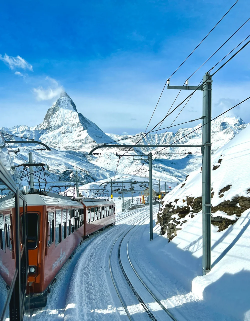 Wintersport Zug fährt Schneegleis mit Matterhorn im Hintergrund