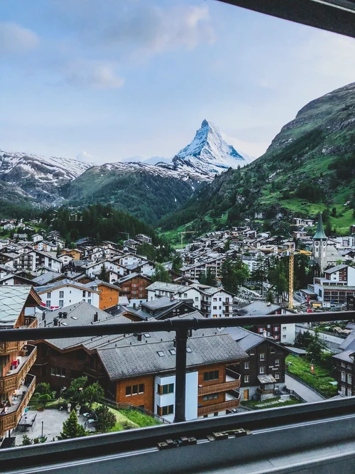 Blick auf Zermatt mit Matterhorn im Hintergrund bei klarem Himmel