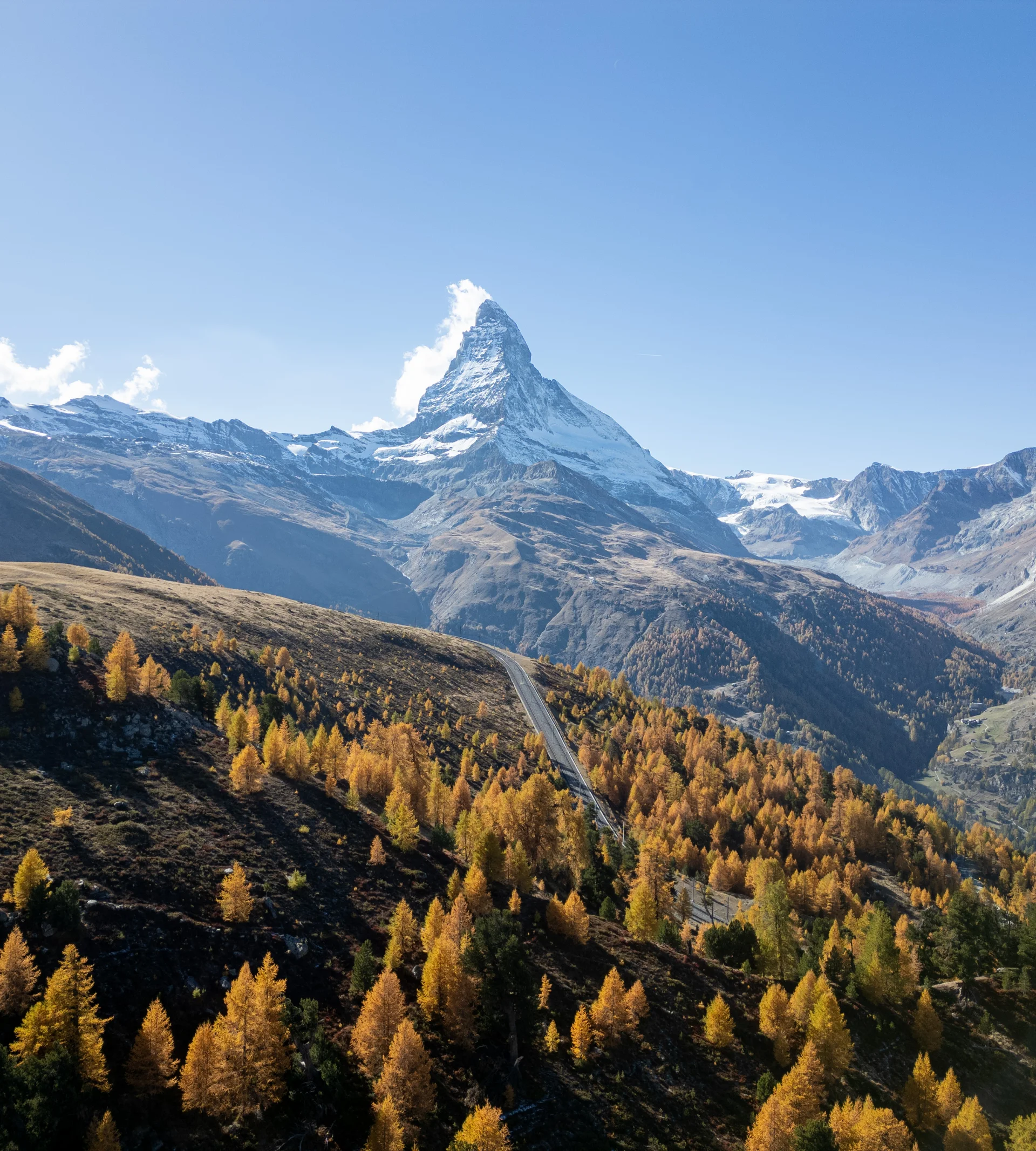 acotar Matterhorn mit schneebedeckter Spitze und herbstlichen Bäumen im Vordergrund