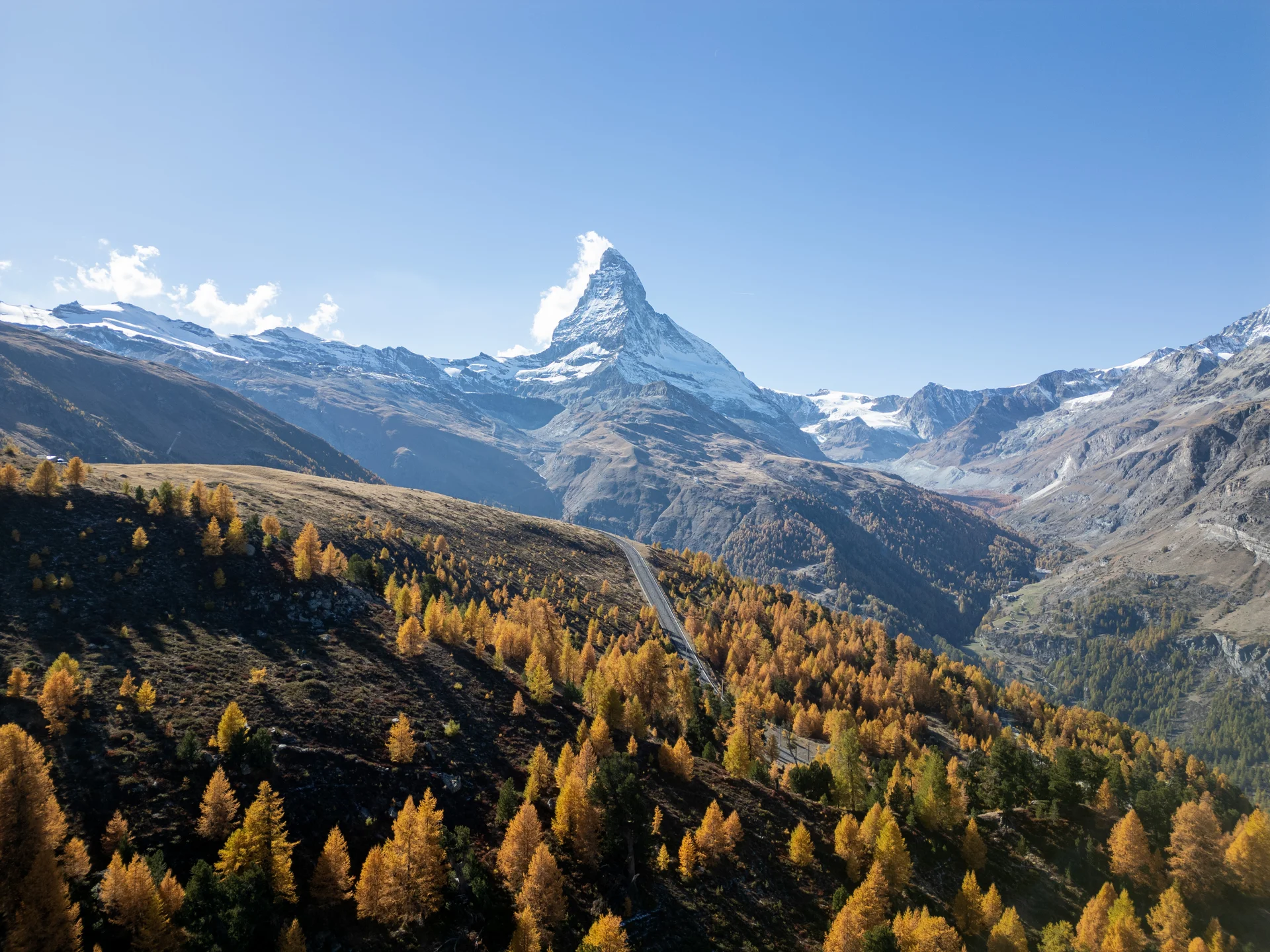 Wandern in Zermatt - Resort La Ginabelle Zermatt Matterhorn mit schneebedeckter Spitze und herbstlichen Bäumen im Vordergrund