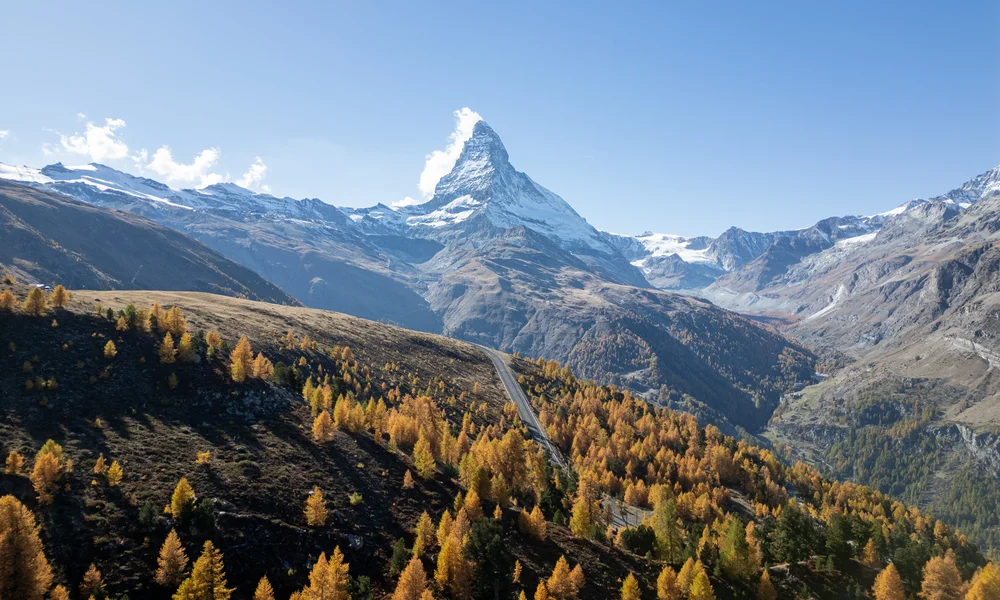 Wandern in Zermatt - Resort La Ginabelle Zermatt Matterhorn mit schneebedeckter Spitze und herbstlichen Bäumen im Vordergrund