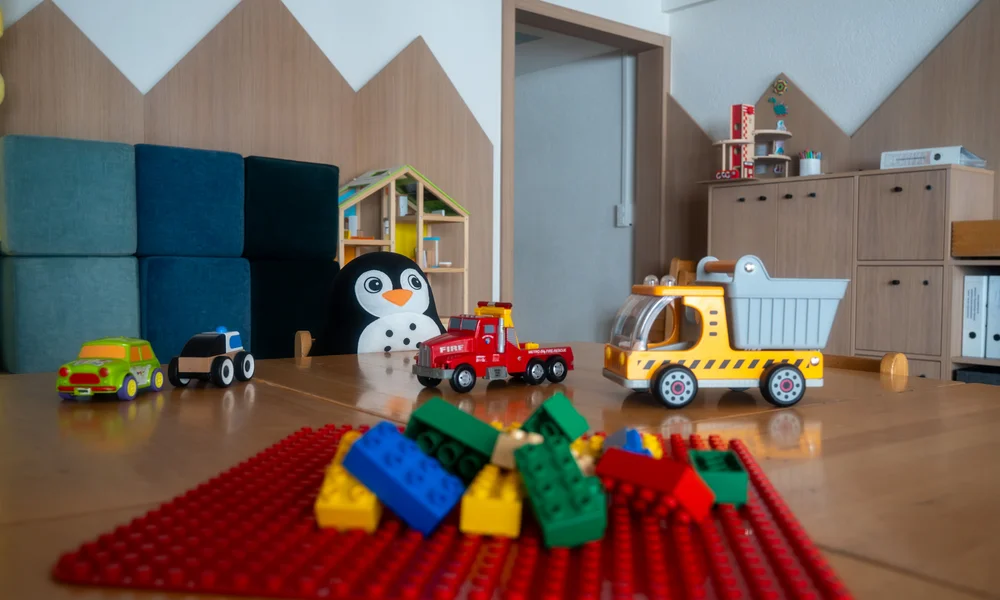 Klemmbausteine und andere Spielzeuge in einem Kinderzimmer.