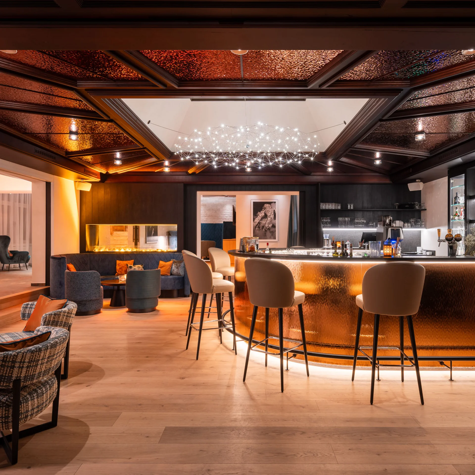Elegante Hotelbar mit modernem Design und gemütlichen Sitzbereichen