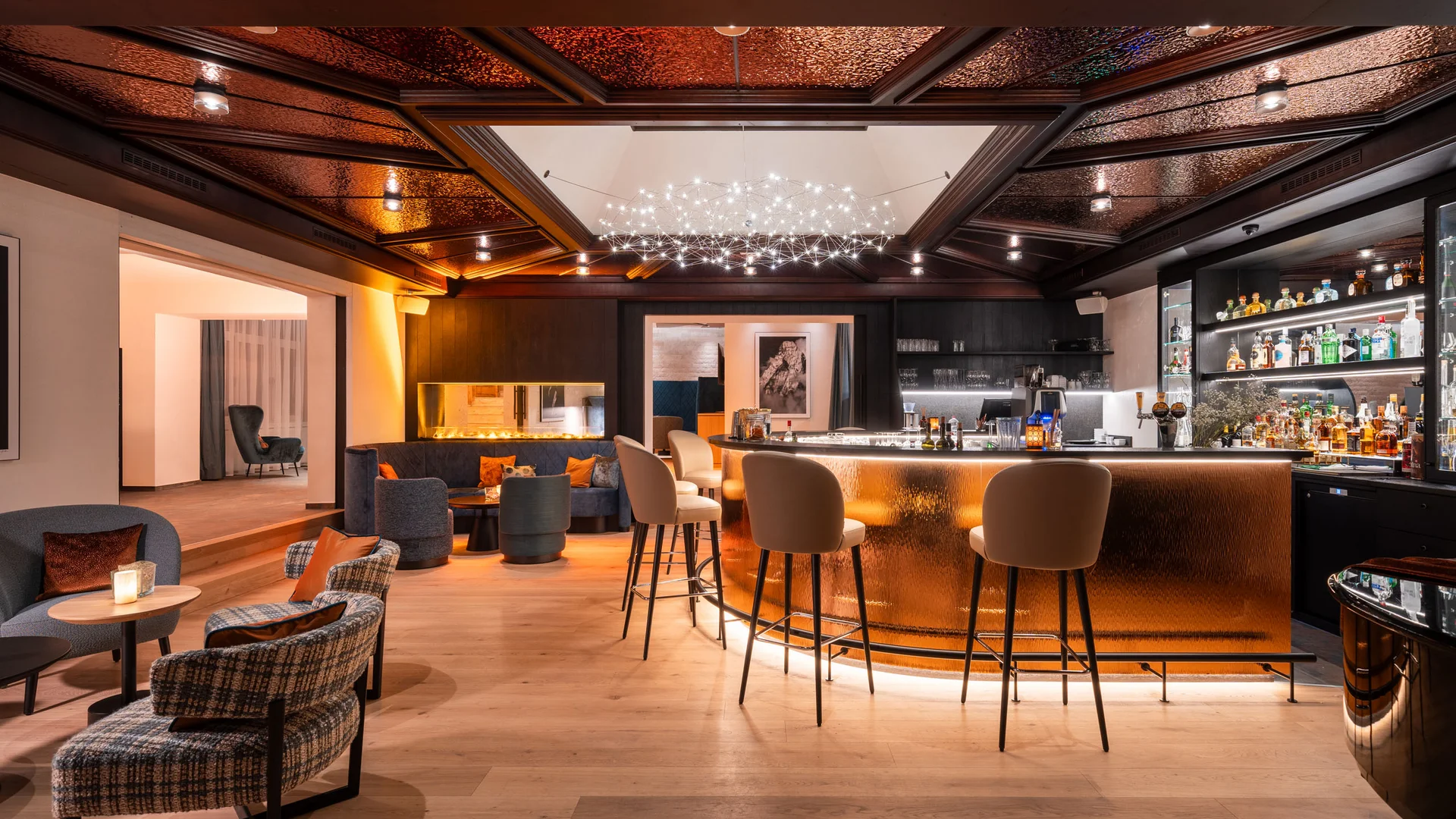 Elegante Hotelbar mit modernem Design und gemütlichen Sitzbereichen