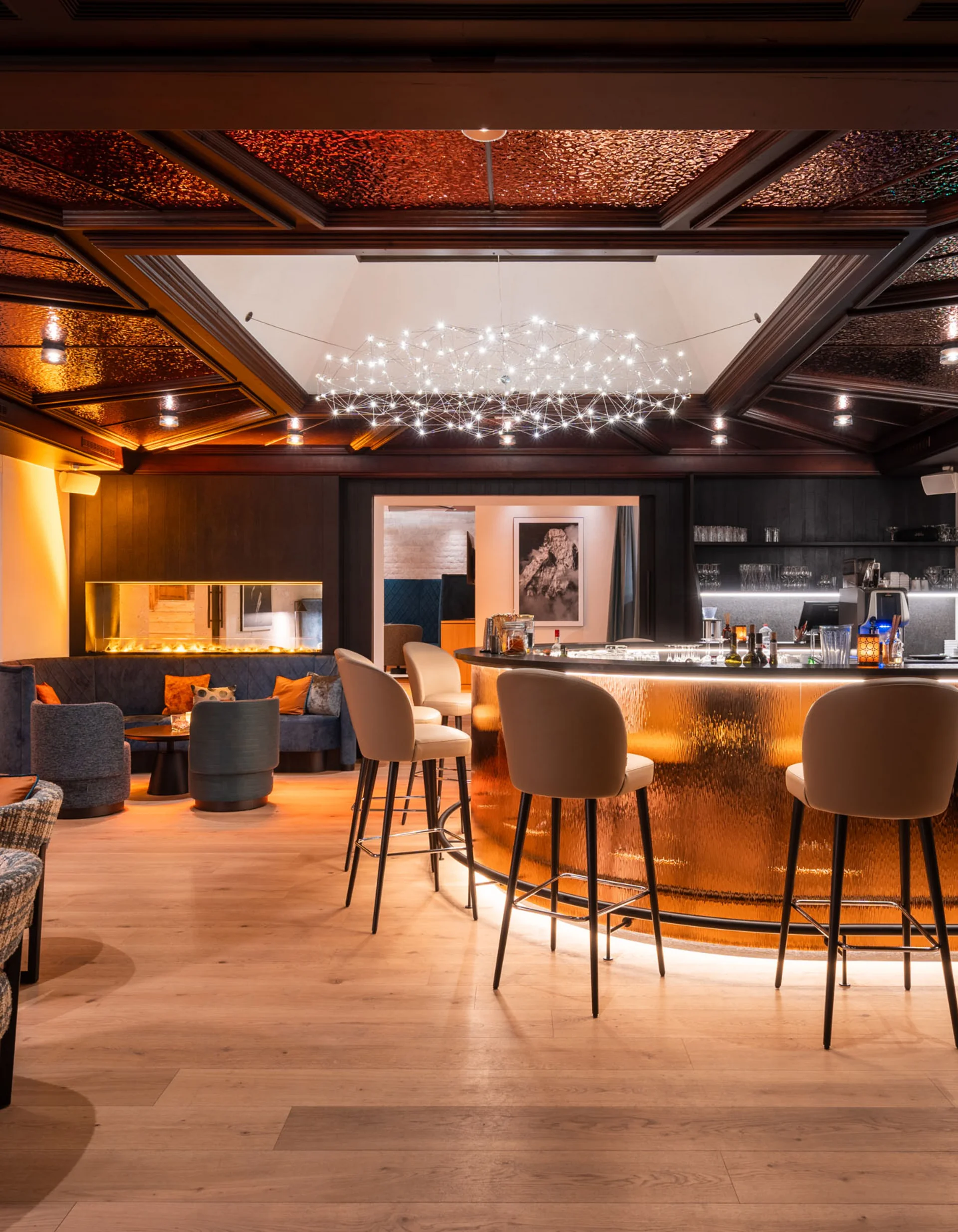 Bar d'hôtel élégante avec design moderne et espaces de sièges confortables