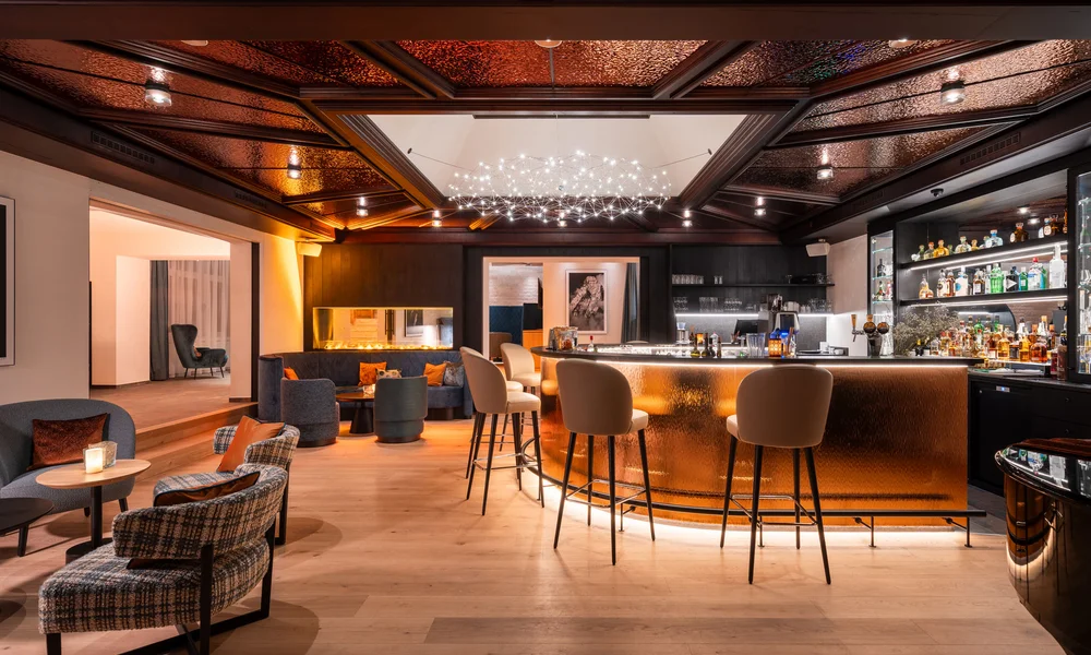 Elegante Hotelbar mit modernem Design und gemütlichen Sitzbereichen