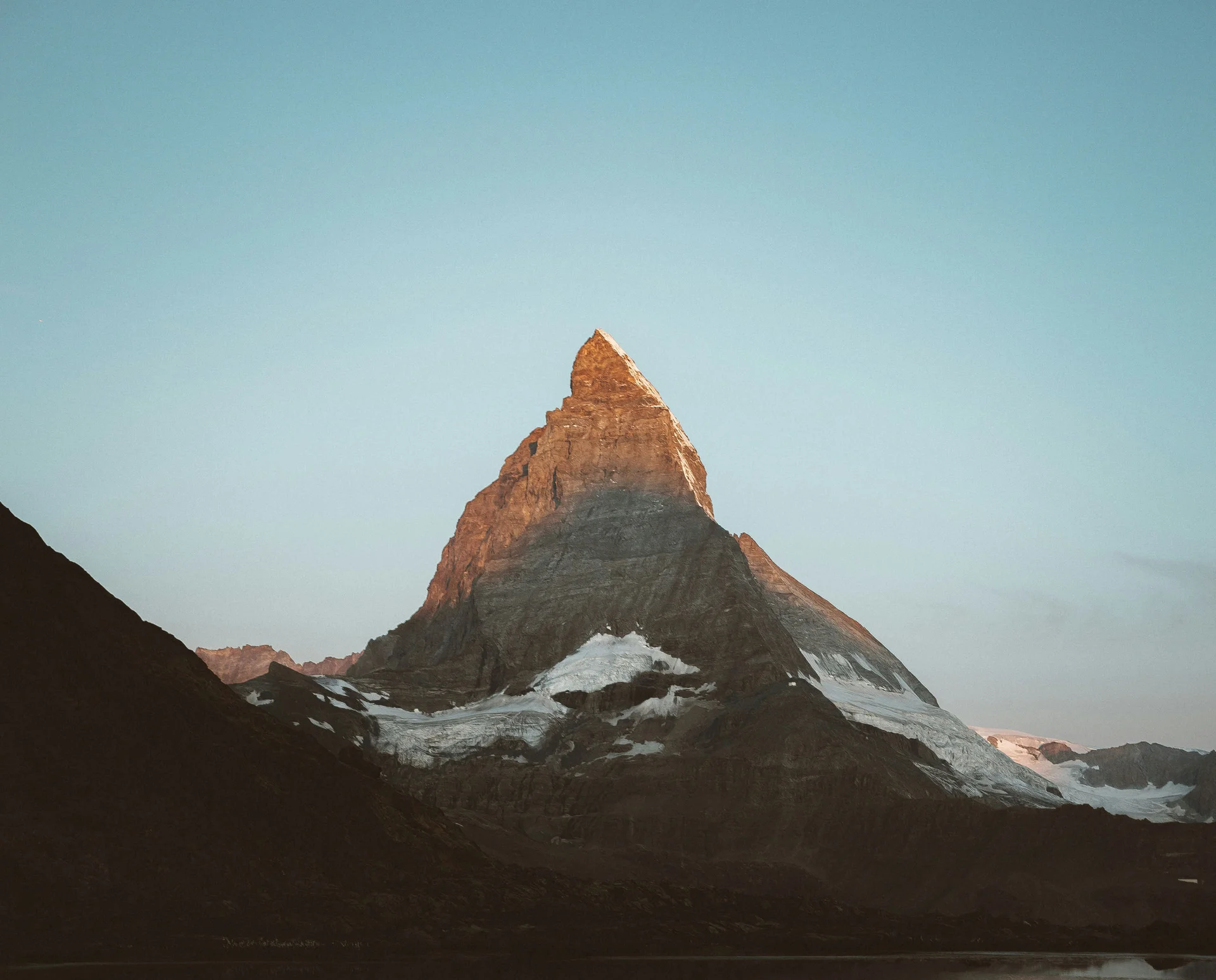 Appartements à Zermatt - Resort La Ginabelle Zermatt Mont Cervin au lever du soleil reflété dans un lac calme