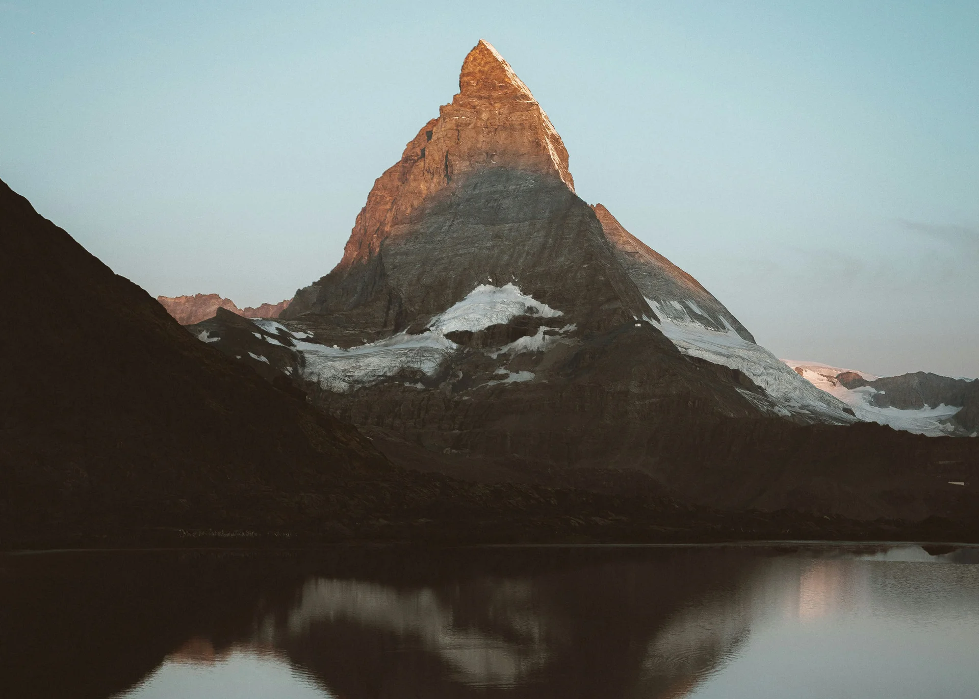 Ausflugsziele in Zermatt - Resort La Ginabelle Zermatt Matterhorn bei Sonnenaufgang mit Spiegelung im ruhigen See